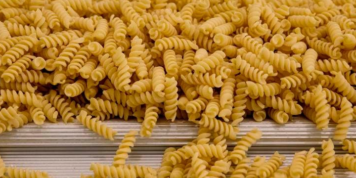 Rappresentazione visiva dell'articolo: "La pasta italiana è pronta a scomparire dagli scaffali dei supermercati americani"